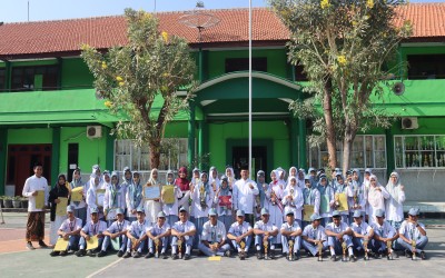 Upacara Senin MAN 1 Tuban diwarnai Penyerahan Hadiah Lomba Bulan Bahasa dan Hari Santri