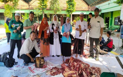 MAN 1 Tuban Bagikan Daging Kurban, Tanamkan Rasa Peduli dan Tanggung Jawab Sosial